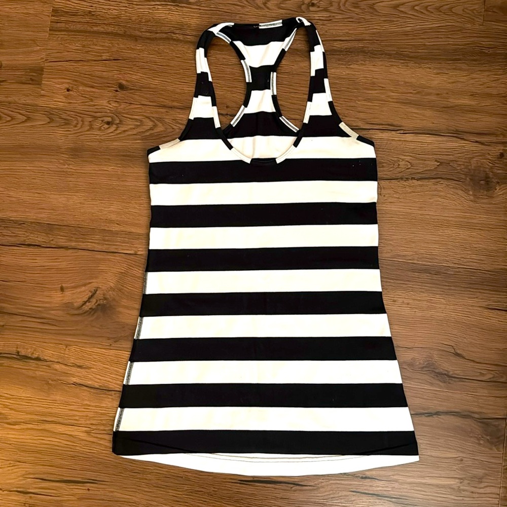 Lululemon Cool Racerback Tanktop | Size 6 | Light discoloring**